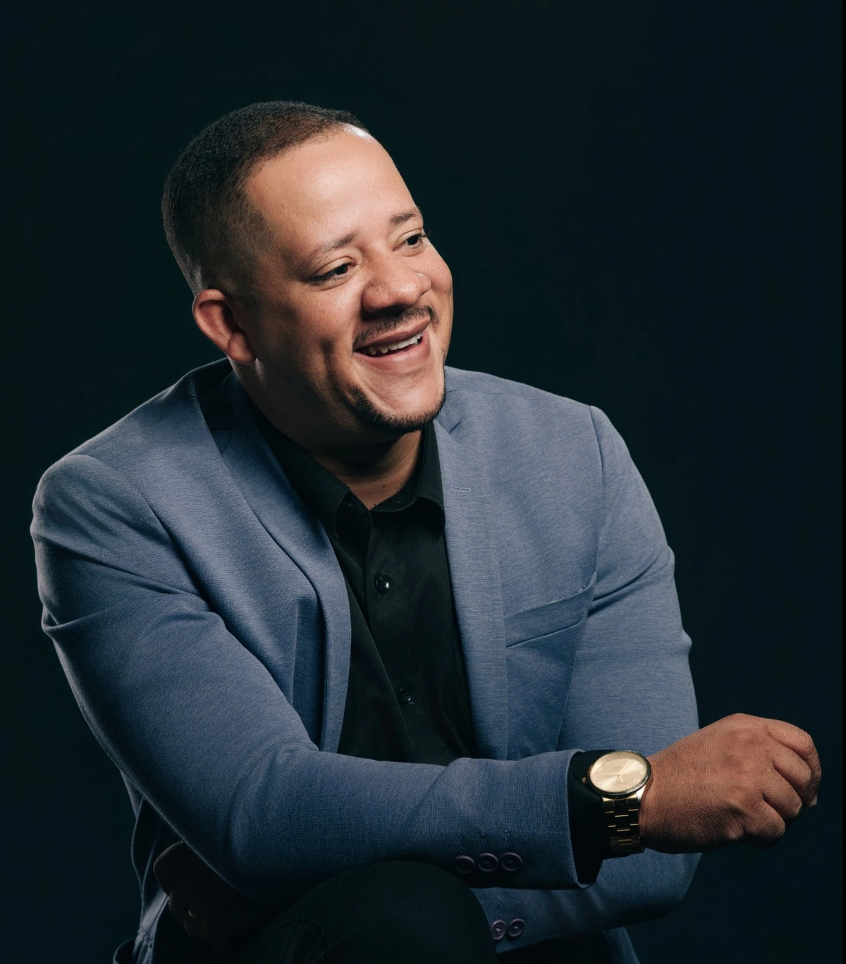 Railton Leão sorrindo durante ensaio profissional