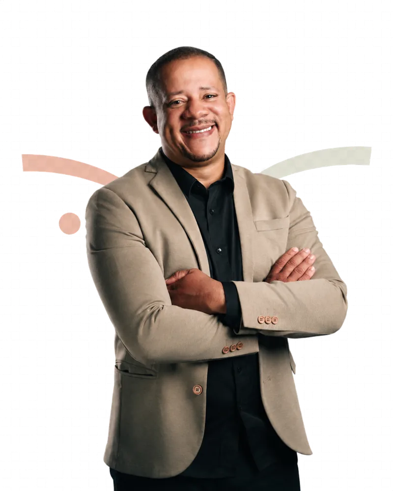 Railton Leão, criador do Método F.A.L.A.R., sorrindo de braços cruzados